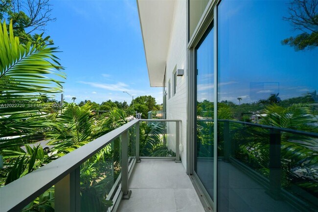 Building Photo - West 47th Street, Miami Beach, FL 33140 - 5 BR 5 BA single-family home