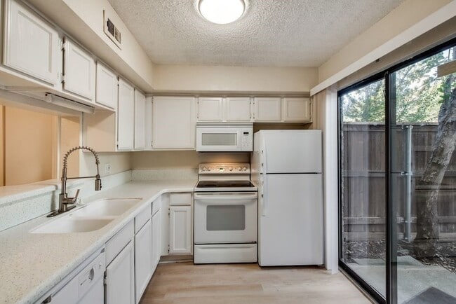 Building Photo - 336 Melrose Dr