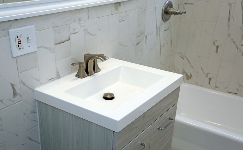 Building Photo - 10227 S 10th Ave