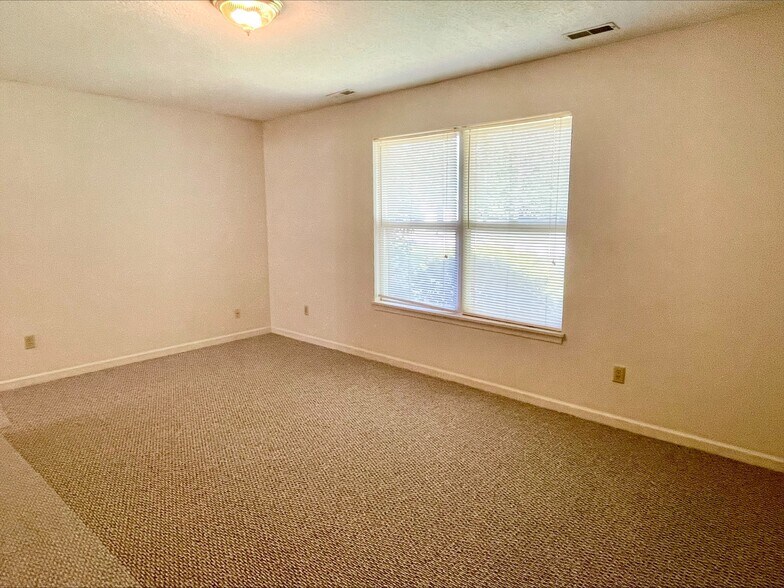 Building Photo - 494 Pheasant Run