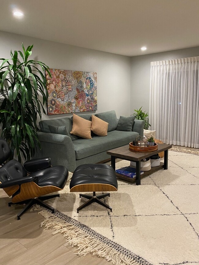 Building Photo - 920 Fuchsia Ln