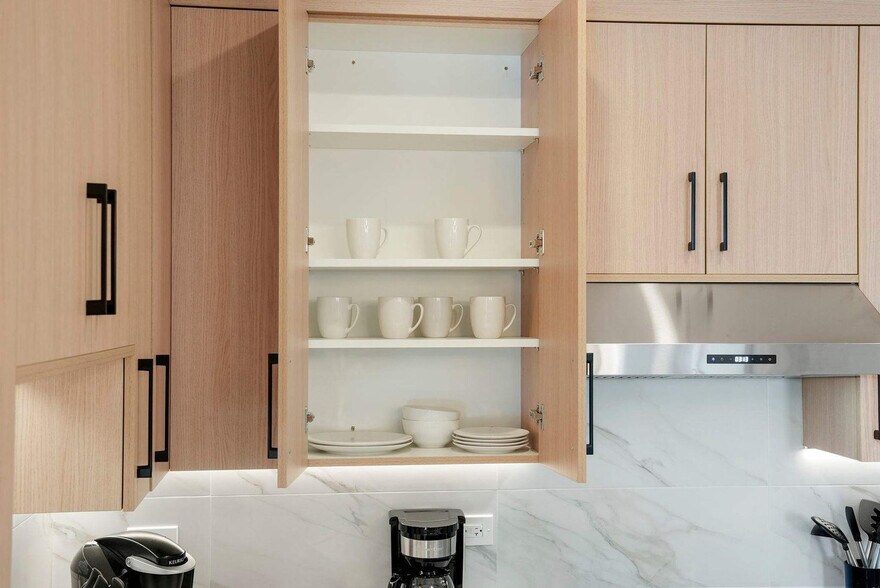 Building Photo - 2344 W Polk St