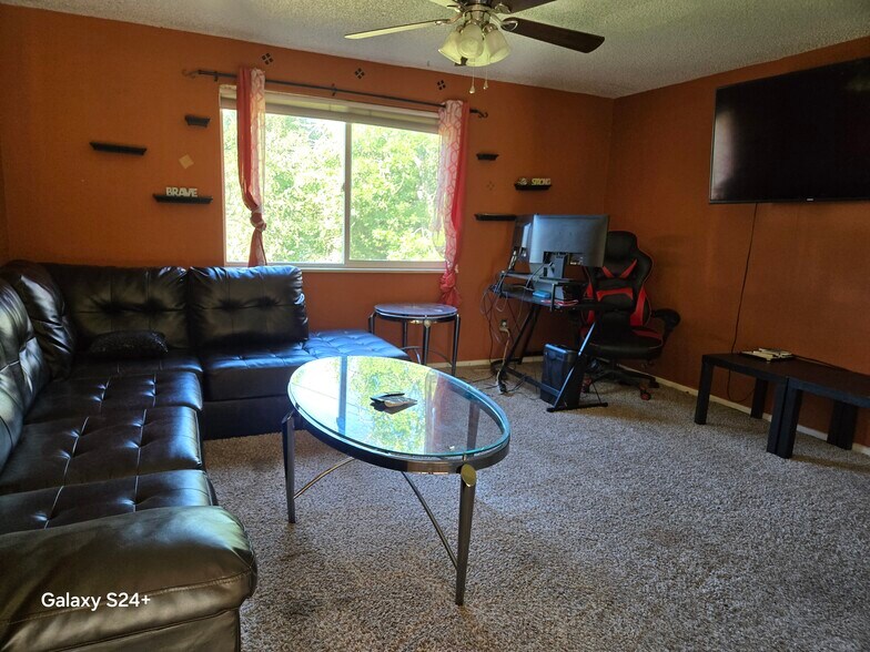 Building Photo - 1620 River Dr