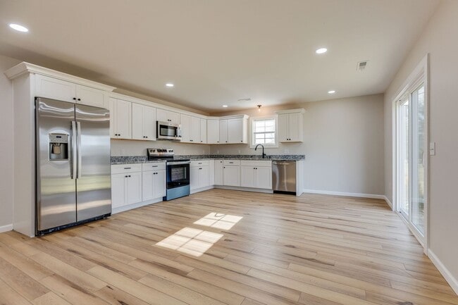 Building Photo - NEWLY BUILT 3 BED/2.5 BATH