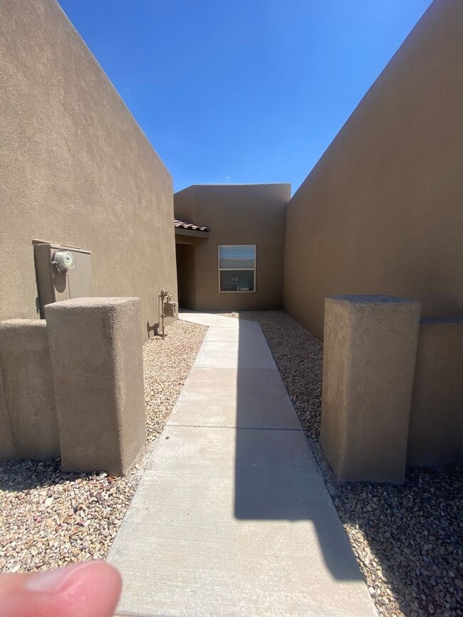 Building Photo - Cute Townhome in Gated Community Pueblos a...