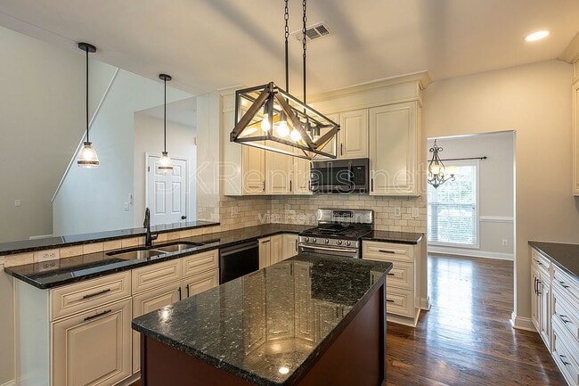 Building Photo - 1540 Hampton Hollow Dr
