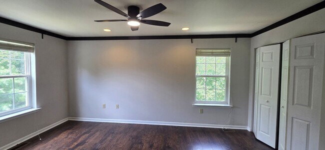Building Photo - Beautiful 3 bedroom 2.5 bathroom END Unit ...
