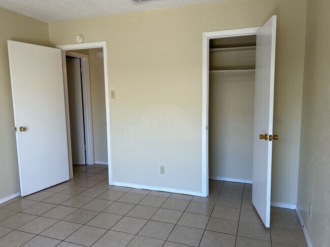 Building Photo - 2207 Cascade Dr