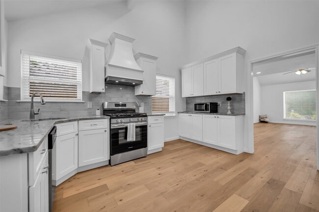 Building Photo - 23922 Creek Ridge Dr