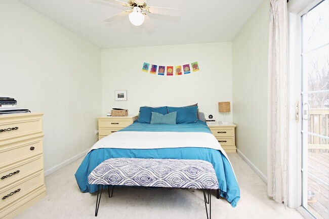 Building Photo - Pet-Friendly End-Unit Ridgecrest Townhome