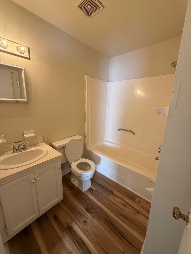 Building Photo - 904 Verdant Dr
