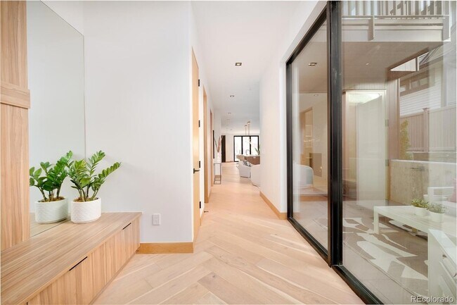 Building Photo - 332 Steele St