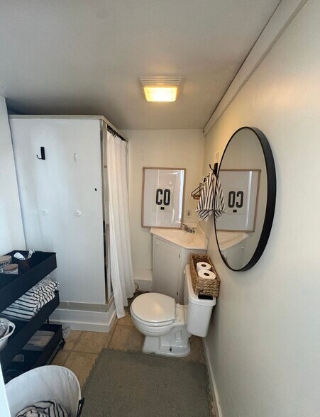 Building Photo - 2009 E 6th St