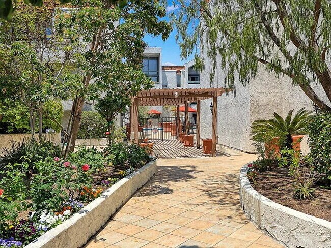 Building Photo - 2 Bed / 2 Bath in Old Town Pasadena