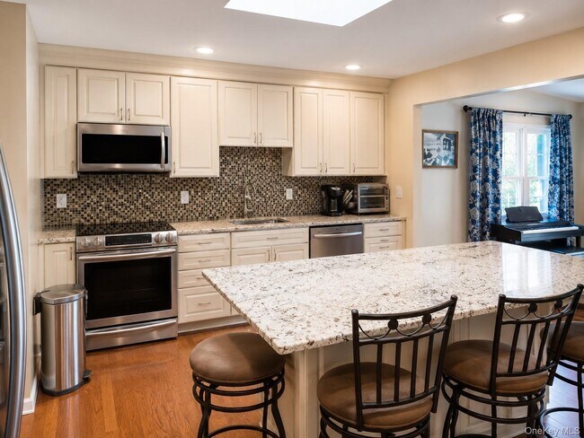 Building Photo - 10 Roe Cir