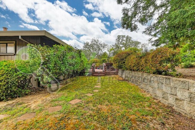 Building Photo - 9635 Oak Leaf Way