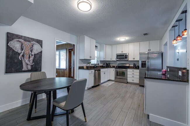 Building Photo - 208 Woodbine Ave