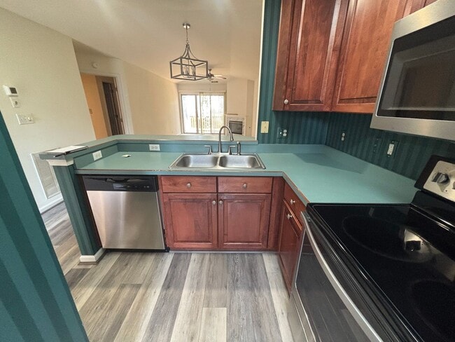 Building Photo - Charming 2 Bedroom Condo Located in York C...