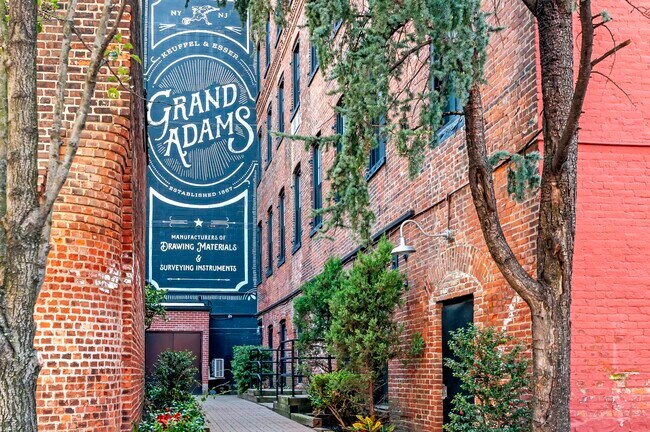 Building Photo - 300 Grand St