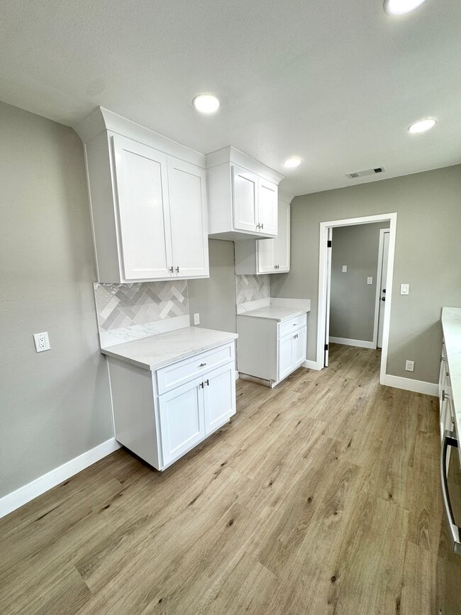 Building Photo - Charming 2 Bedroom Home Near Olivedale Par...