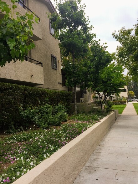 Building Photo - 10960 Bluffside Dr