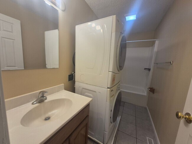 Building Photo - 896 Wescott Square