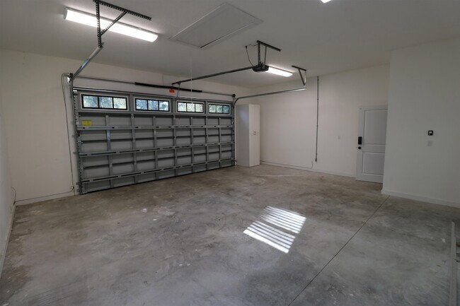 Building Photo - 140 Seminole Rd