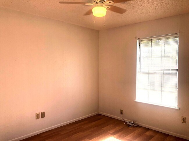 Building Photo - Pre leasing now for 4/1/2026