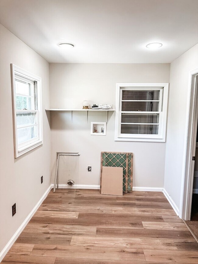 Building Photo - Newly renovated 3 bedroom, 2 bath home in ...