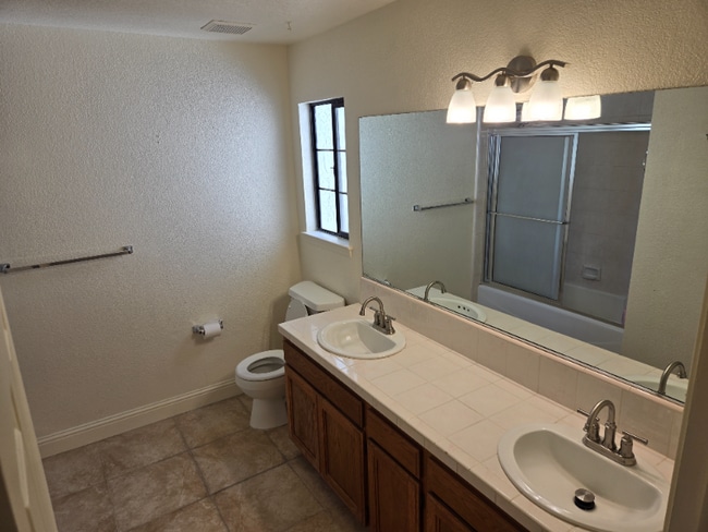 Building Photo - 652 Shady Ln