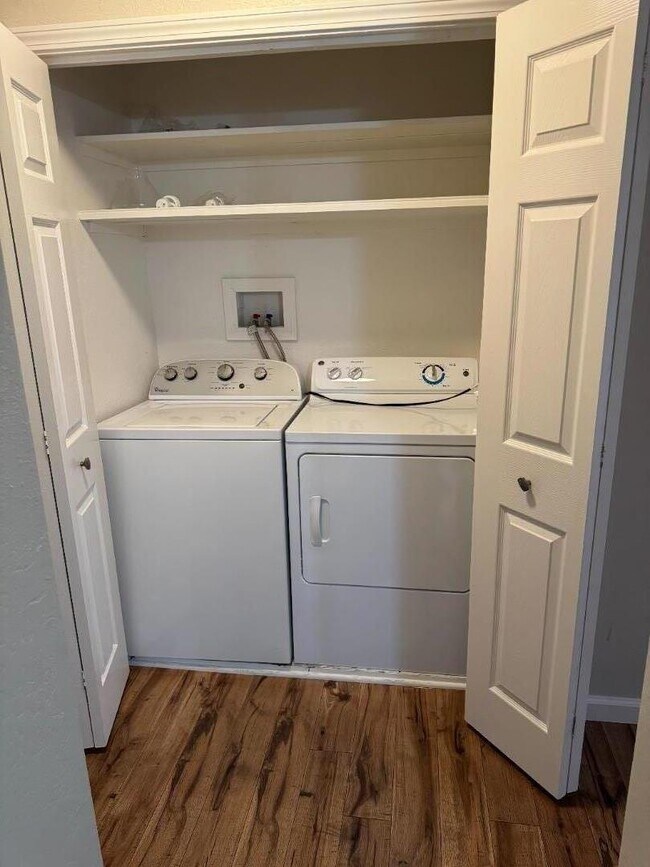 Building Photo - 1070 Mercedes Ave