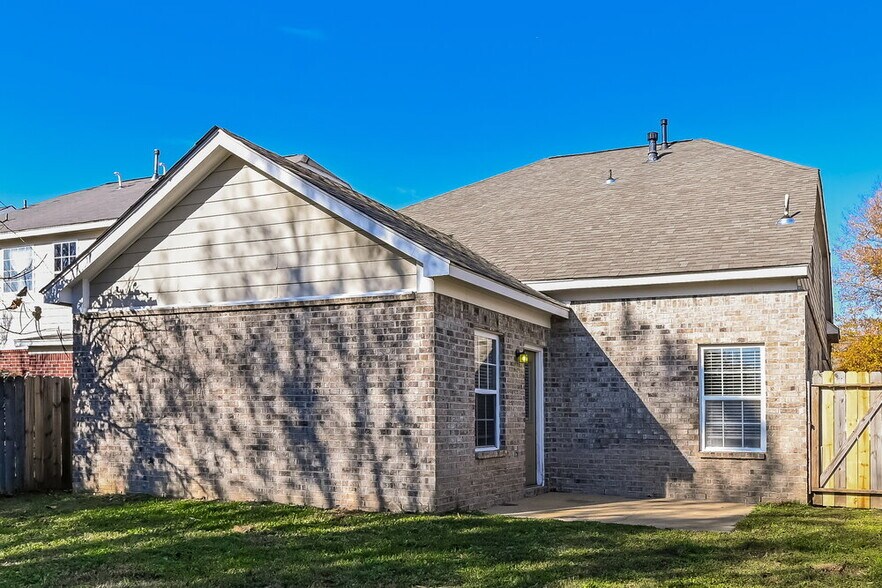 Building Photo - 9915 White Poplar Dr