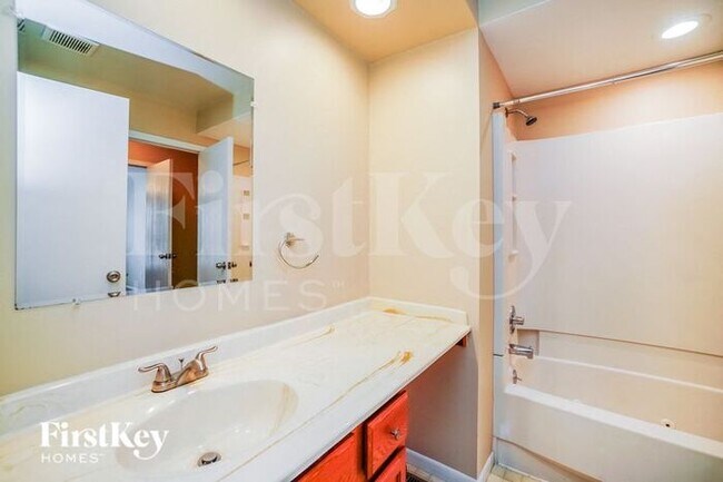 Building Photo - 1103 Crestview St