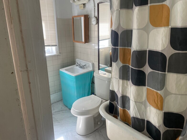 Building Photo - 2344 Prospect Ave E