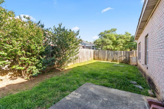 Building Photo - 3/2, fenced in backyard, heart of Auburn!