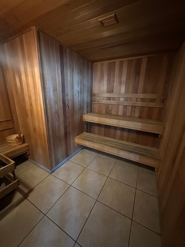 Building Photo - 1901 S Calumet Ave