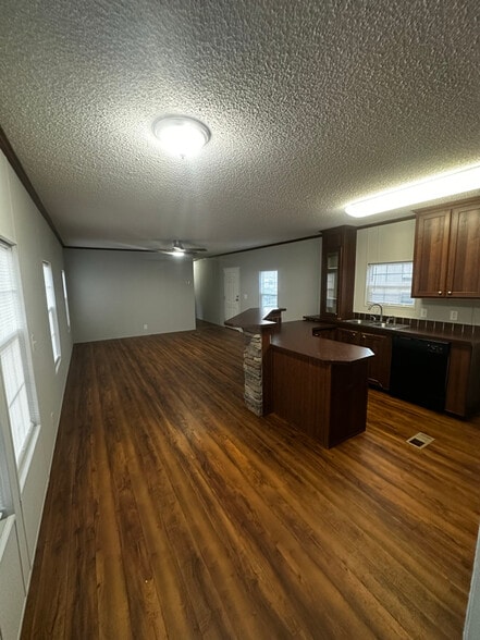 Building Photo - 9477 Lansdowne Rd