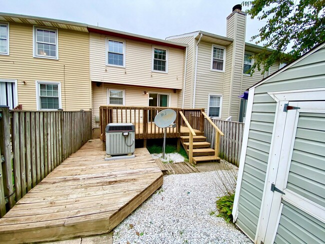 Building Photo - Well-Maintained 3bedroom Rosedale Townhome...