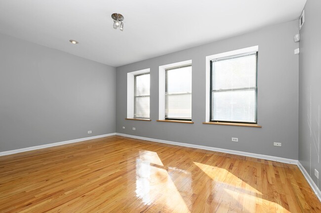 Building Photo - Beautiful 2Bed/1Bath in South Shore!