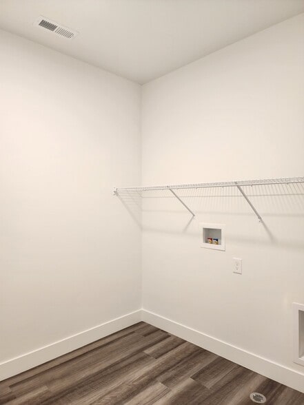 Building Photo - 4735 S Alder Dr