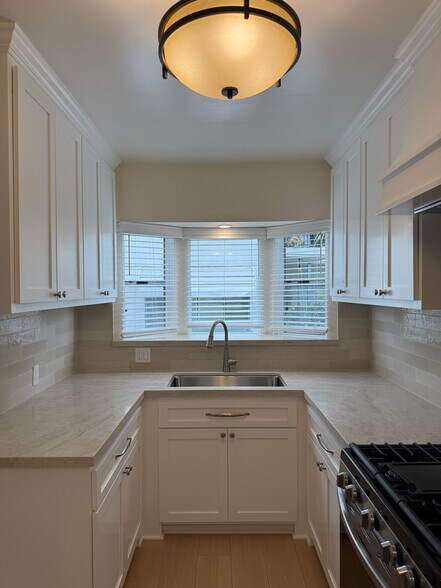 Building Photo - 617 W Glenoaks Blvd