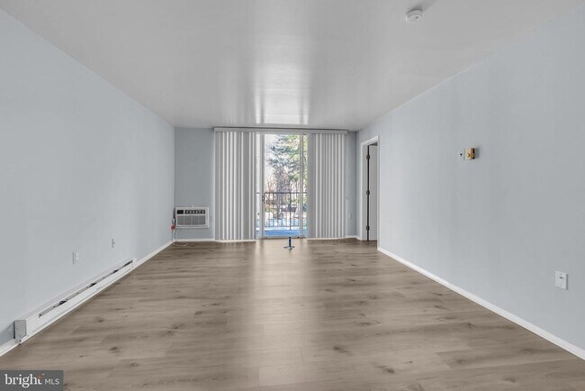 Building Photo - 3245 Rio Dr