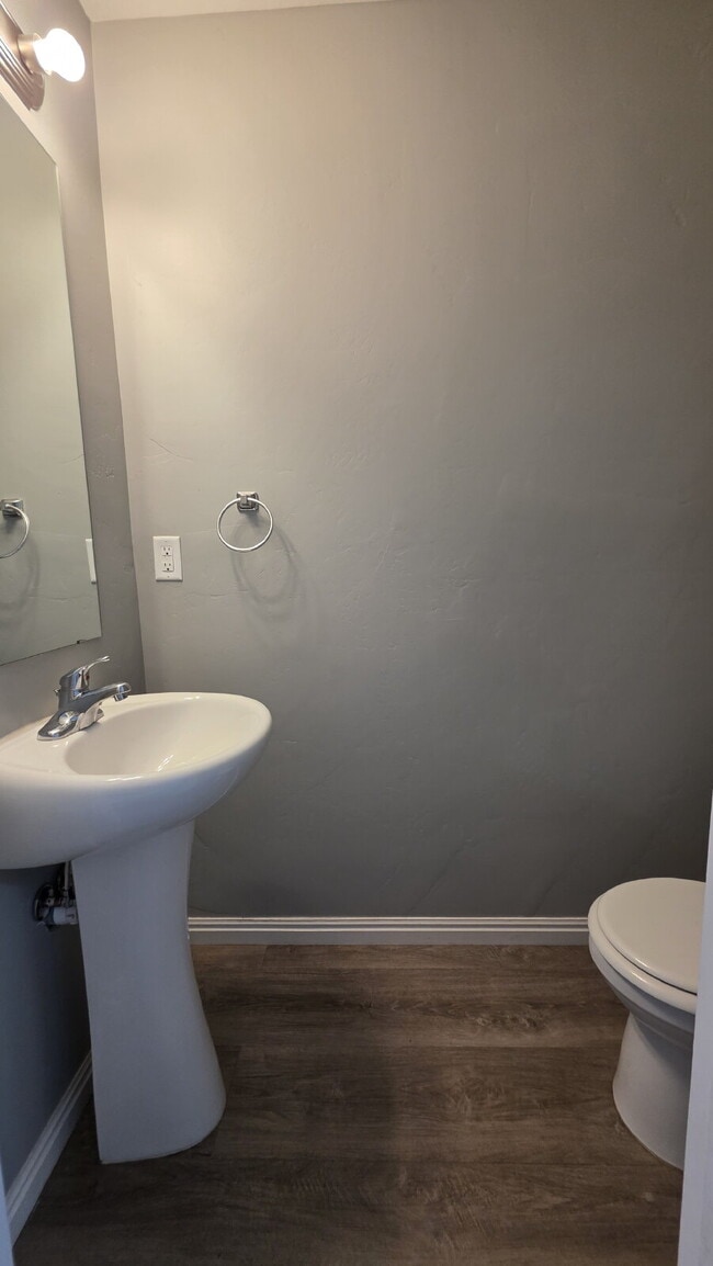 Building Photo - "Charming 3-Bed Home in Sunset with Granit...