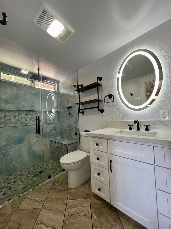 Building Photo - Beautifully Updated 3 Bedroom 2 Bathroom H...