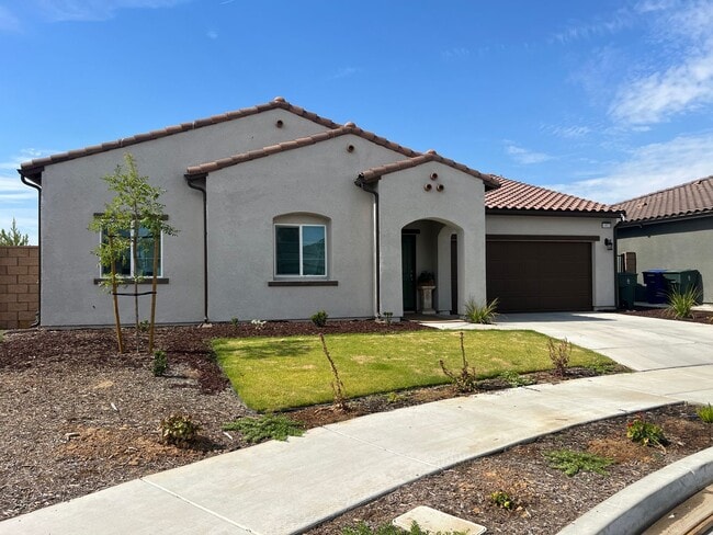 Building Photo - 4 Bedroom 2 Bath