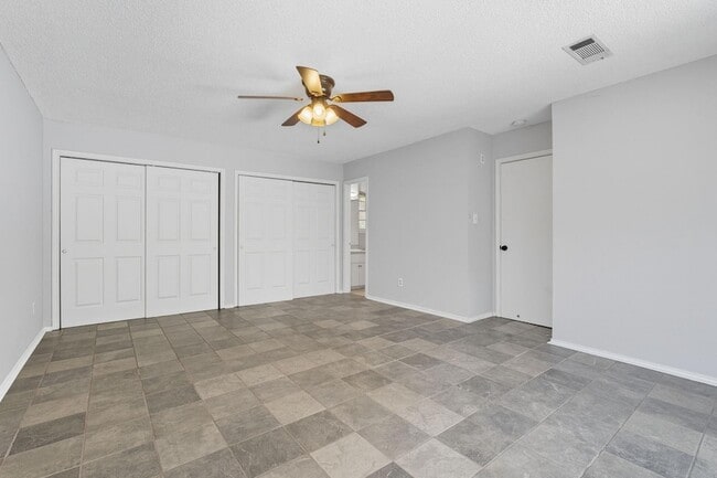 Building Photo - 10103 Woodland Village Dr