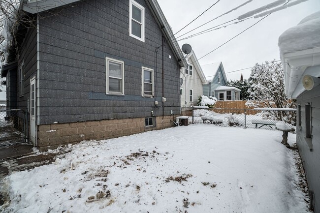 Building Photo - Charming 3-Bed Home in Bayview!  With 2 Car Garage!!  Pets Welcome!