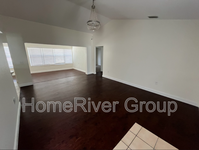 Building Photo - 525 Dowling Cir