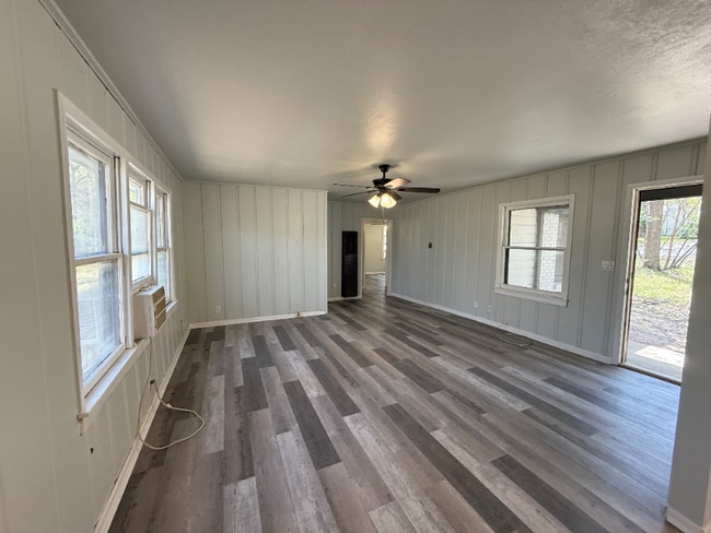 Building Photo - 920 Red Bud Dr