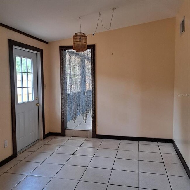 Building Photo - 627 61st Ave S